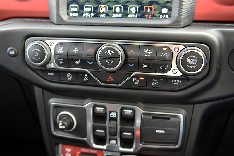 エアコンスイッチの下部には、ヒルディセントコントロールやトラクションコントロールなどのスイッチを、さらにその下にはウィンドウの開閉スイッチを配置