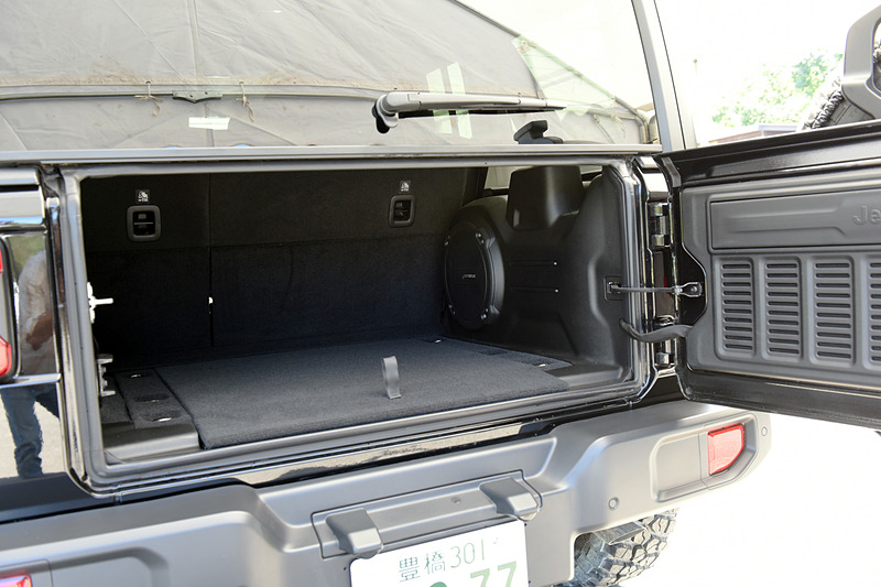 カーゴルームには大型の床下収納スペースを装備