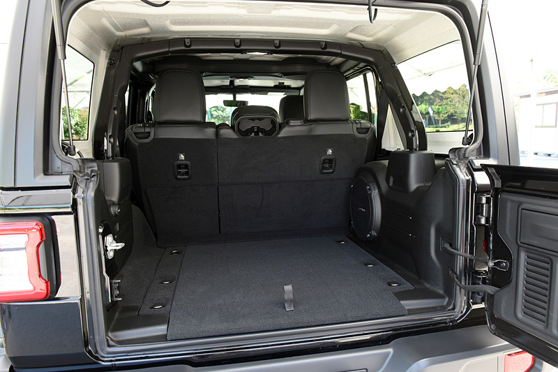 カーゴルームには大型の床下収納スペースを装備