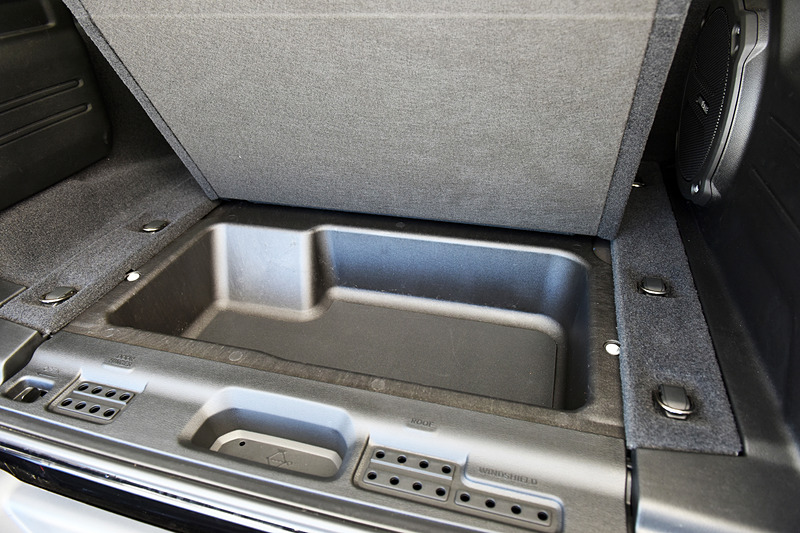 カーゴルームには大型の床下収納スペースを装備