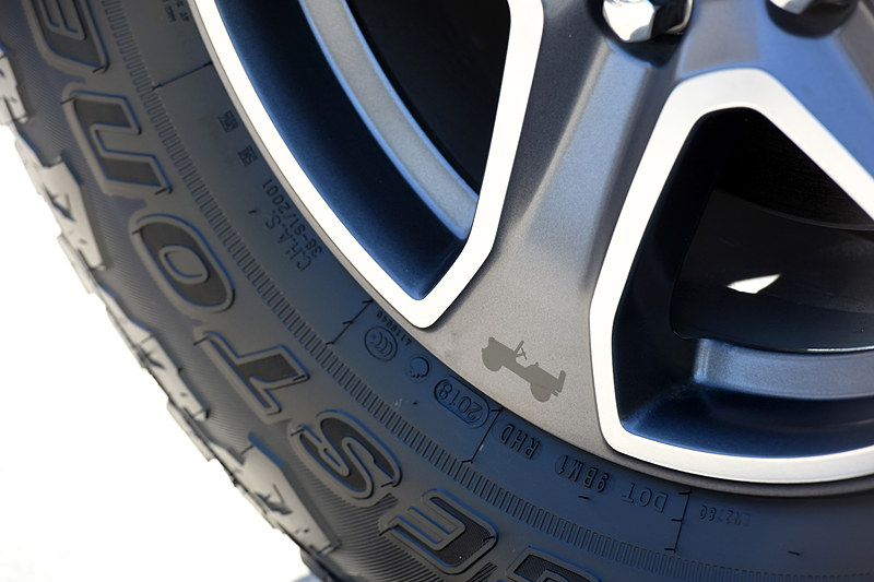 ラングラーには、計3か所に“イースターエッグ”が隠されている。ホイールとフロントウィンドウは初代「ウィリス」のシルエット、もう1か所はビーチサンダルのシルエットとなる。ぜひ探してみてほしい