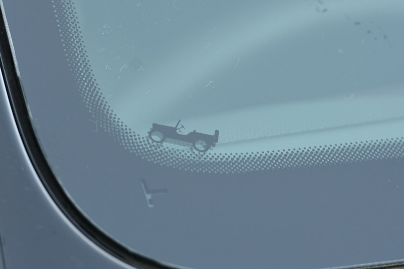 ラングラーには、計3か所に“イースターエッグ”が隠されている。ホイールとフロントウィンドウは初代「ウィリス」のシルエット、もう1か所はビーチサンダルのシルエットとなる。ぜひ探してみてほしい