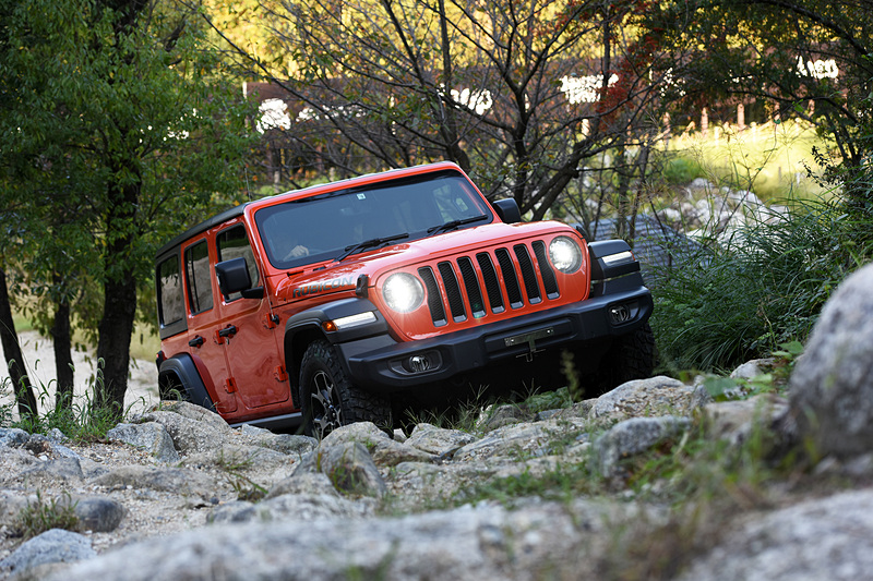 試乗会の最後には、インストラクターによる岩場登坂のデモンストレーションが行なわれた