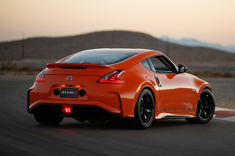 NISMO製カーボンボンネットやカーボンミラー、空力を最適化したリアバンパーなどを採用する370Z Project Clubsport 23のエクステリア。ナンバープレート両側から出るエキゾーストエンドがスポーティ