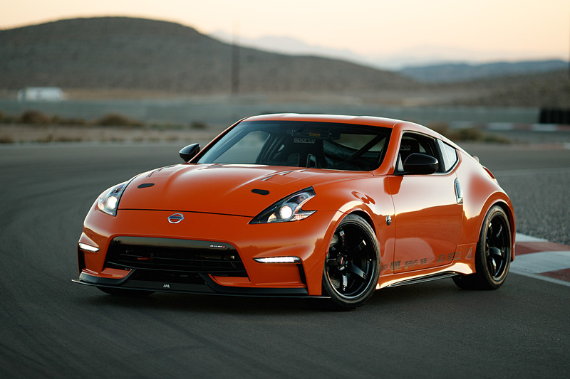 NISMO製カーボンボンネットやカーボンミラー、空力を最適化したリアバンパーなどを採用する370Z Project Clubsport 23のエクステリア。ナンバープレート両側から出るエキゾーストエンドがスポーティ