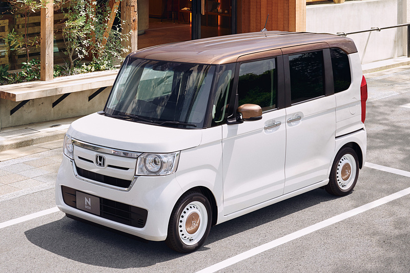 ルーフやドアミラー、ハーフホイールキャップなどがカッパー色となる