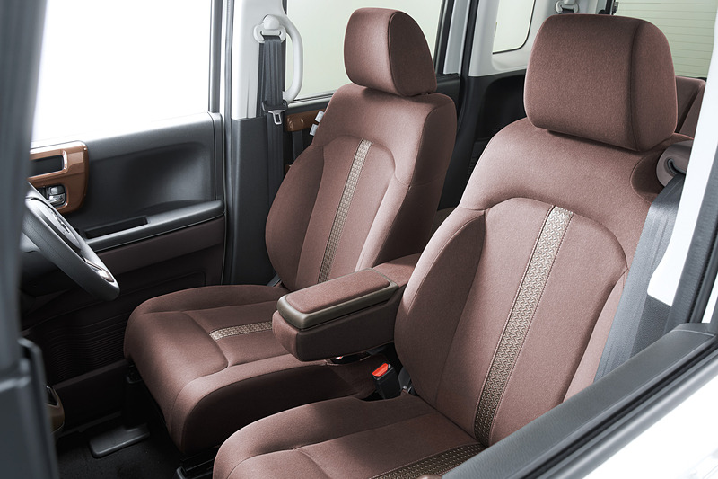 ブラウン×カッパーのトリコットシートを採用