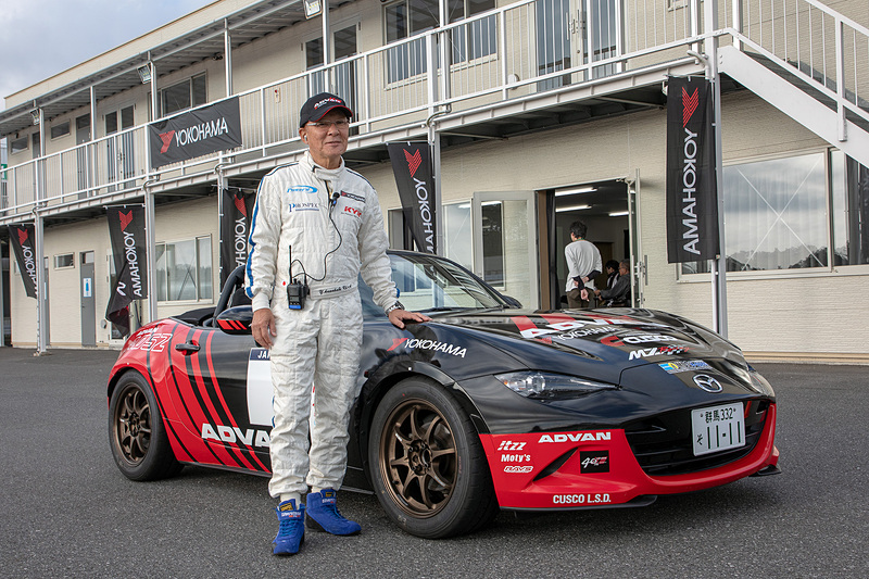 YOKOHAMA＆PROSPEC Driving Parkを主催するモータージャーナリストの日下部保雄氏。このイベントについて「走行会とは違いまして、運転のイロハを学んでもらい、そこから安全運転とか隣に乗られた方から“上手いね”と言ってもらえるような運転ができるきっかけをつかんでいただければと思います」と語る