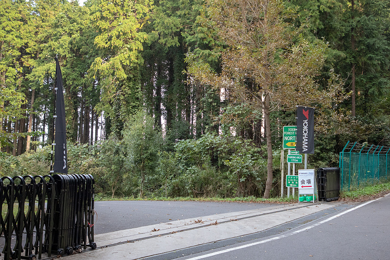 10月28日に袖ヶ浦フォレストレースウェイで開催。このコースは自動車メーカーの試乗会なども開催されるくらいコースの設定がよく、パドックも広い。今回はぜいたくにすべての施設を使っての開催となった