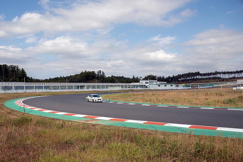 10月28日に袖ヶ浦フォレストレースウェイで開催。このコースは自動車メーカーの試乗会なども開催されるくらいコースの設定がよく、パドックも広い。今回はぜいたくにすべての施設を使っての開催となった