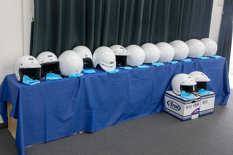 レッスンのほとんどでヘルメット着用は不要だが、最後のメニューでフルコースを走行するときだけヘルメット、グローブの着用が必要になる。そのときのためのレンタルヘルメットが用意されていた