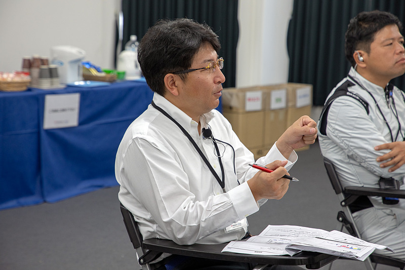 講義では、日下部氏がインストラクターに突然質問を振るシーンもあった。それに対してインストラクターは自身の経験を元に返答するので、教室で前に立って解説するのとは違った表現の仕方になるが、聞いている側としてはこれがかえって分かりやすかったりする