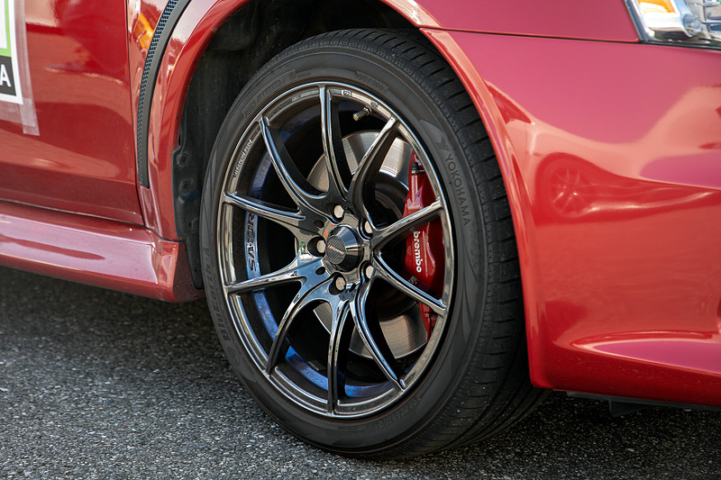 タイヤの空気圧を適正に保つのは、走行性能だけでなく燃費にも影響する。ひと月に1回は空気圧のチェックをしよう