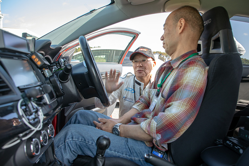 走行前は適切なドライビングポジションについての解説が自分のクルマで受けられる