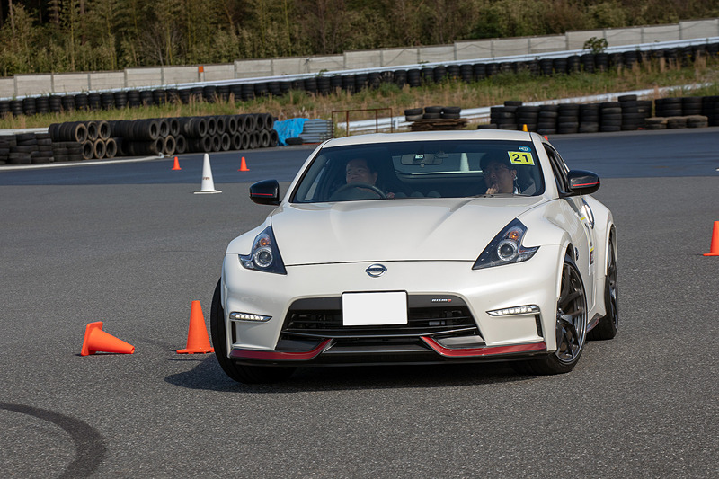 スラロームは荷重移動でクルマを曲げることを体験するのに適したメニューという。インストラクターの斉藤選手は競技に使っているクルマで見本を見せる