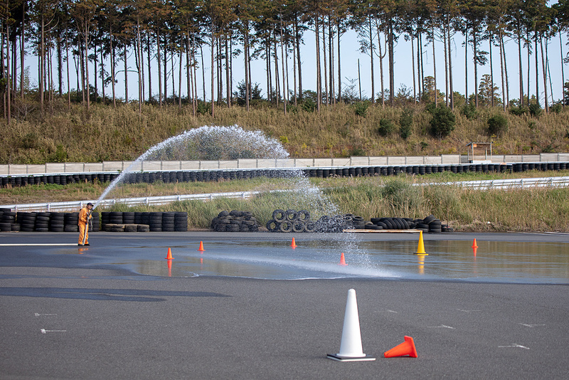 円旋回ではコースに水を撒いていた。そうことでアンダーステアやオーバーステアが出やすくしている