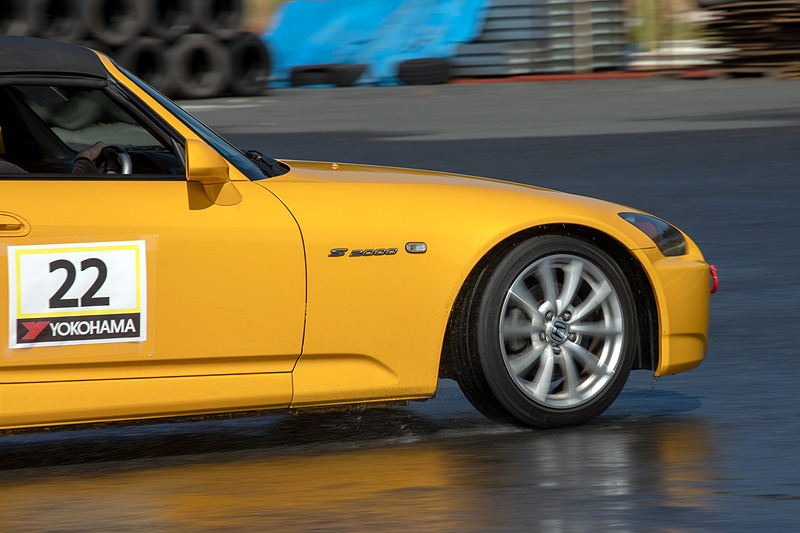 濡れた路面でステアリングやアクセルの操作を駆使して上手く曲がる練習を行なう。これはコーナリング中の操作の一部を切り出したようなものとなる