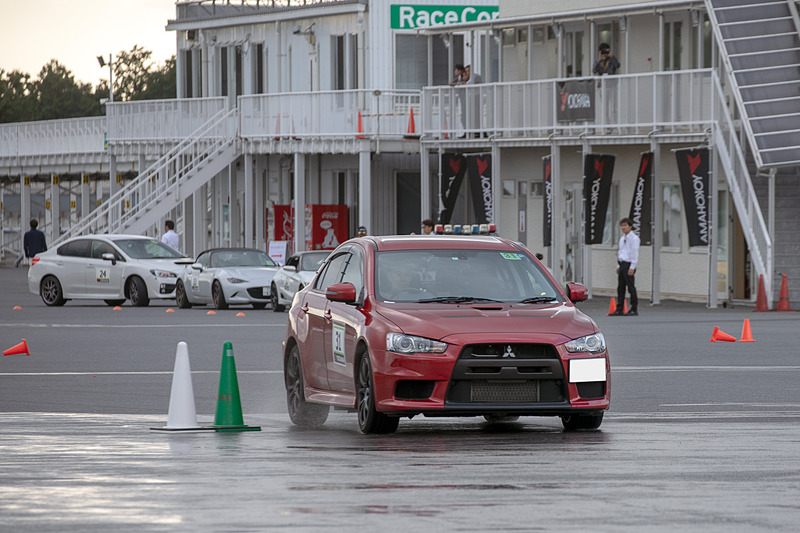 午後からはスラロームと円旋回のコースを繋げて走行。ドライからウエットに路面が切り替わるときの違いを体感する