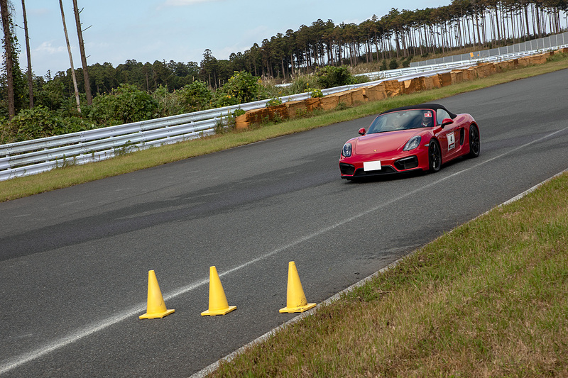 最初は80km/h程度の速度から制動を開始。最後の方で踏力を抜いたり、踏み込みを増したりせずに、一定の踏力で止まるよう踏み加減を身体で覚える