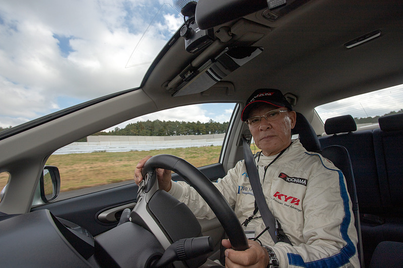 コーナーでのラインの取り方を練習。連続したコーナーをスムーズに曲がれるラインを探すポイントなど、走りながらレクチャーしてくれる