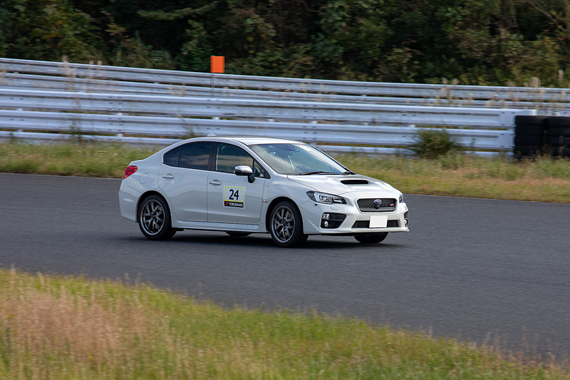 アクセルを開けると同時に少しずつステアリングも戻していく。この操作を行なうにはライン取りが適切であることが条件なので、ハンドリングコースではライン取りも考えて走る