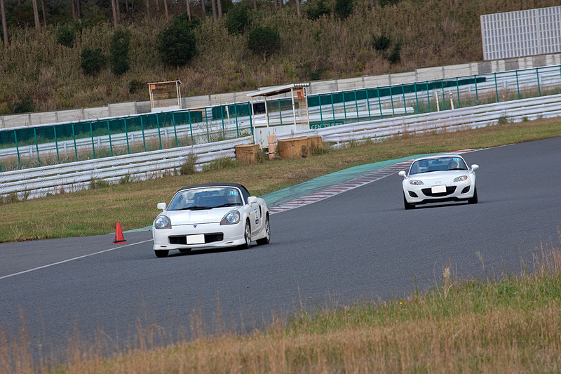 最後はフルコースでの練習。ここも2台ペアで走る。インストラクターは後ろをチェックしながら速すぎず、遅すぎずのペースで走ってくれるので、ラインをトレースしていきやすい