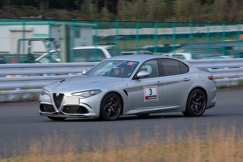 ハイパフォーマンスカーほど公道でその性能を発揮する機会がなかなかない。でも、ハイパフォーマンスカーのオーナーなら乗りこなせるようになりたいという気持ちがあるはず。そんなオーナーにこの練習会はピッタリだ