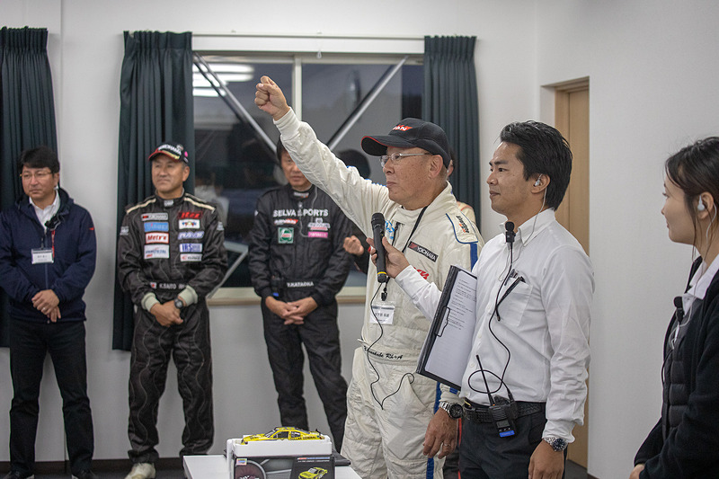 閉会式の前には協賛企業からのプレゼント品をかけたジャンケン大会もある