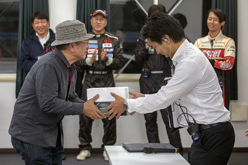 閉会式の前には協賛企業からのプレゼント品をかけたジャンケン大会もある