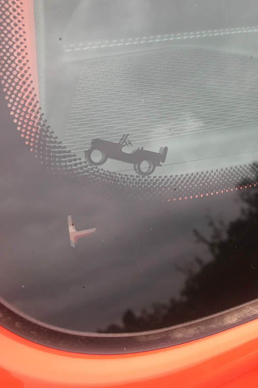 ルーツとなった車両のシルエットがフロントウィンドウに描かれていた