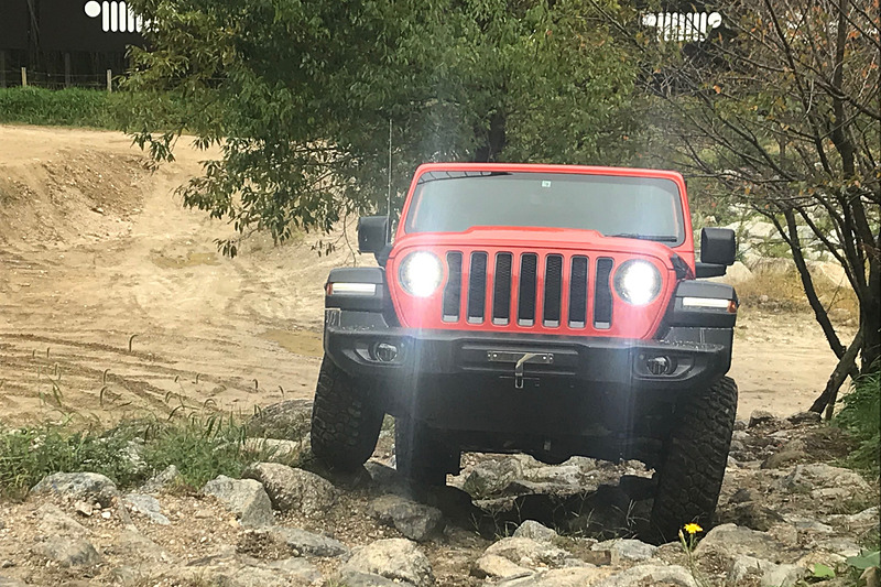 岩場を上っているところを正面から見ると、リジットサスペンションのストローク量がよく分かる