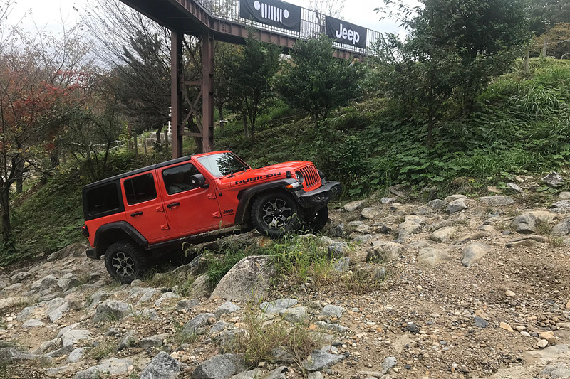 岩登りをするラングラー