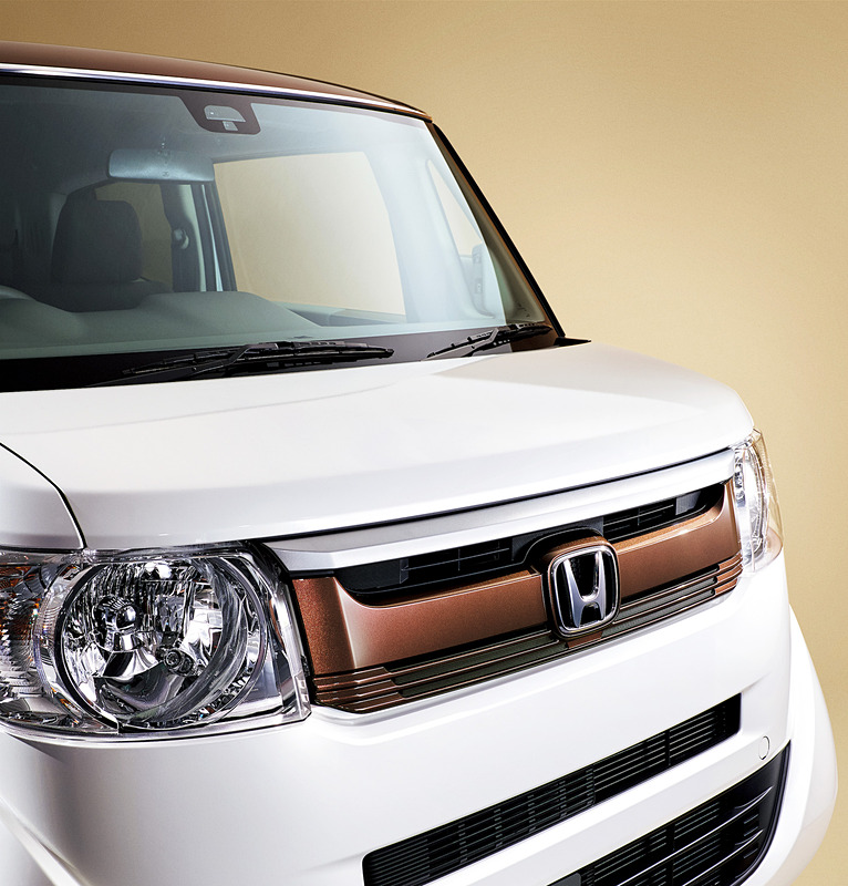 フロントグリル/ルーフ/ドアミラーにブラウンカラーを採用。14インチスチールホイールもブラウンのカラードディッシュホイールになる