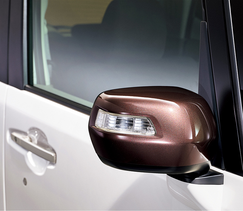 フロントグリル/ルーフ/ドアミラーにブラウンカラーを採用。14インチスチールホイールもブラウンのカラードディッシュホイールになる