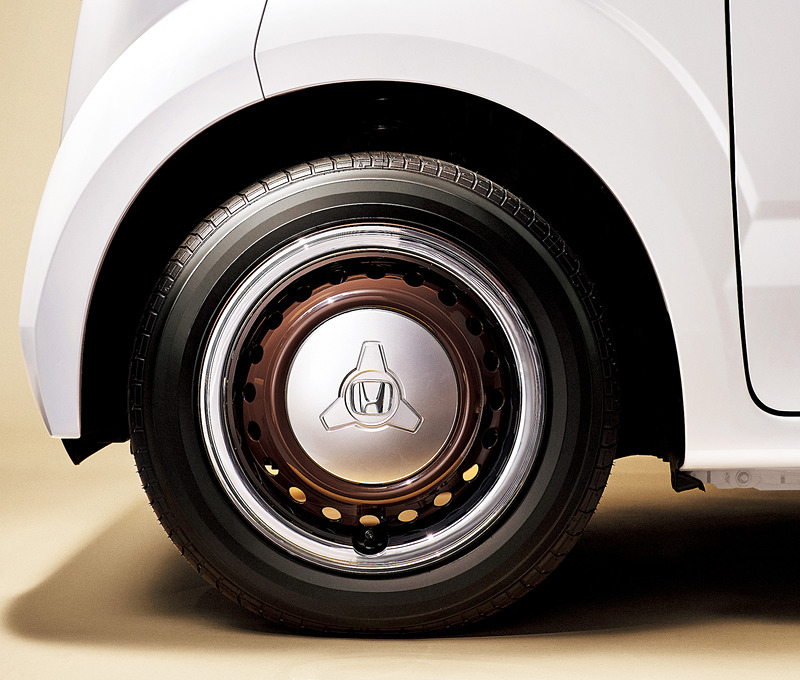 フロントグリル/ルーフ/ドアミラーにブラウンカラーを採用。14インチスチールホイールもブラウンのカラードディッシュホイールになる