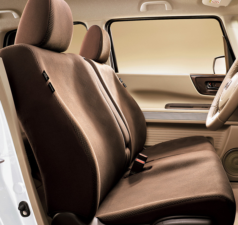 インテリアではブラウンペイントのインパネガーニッシュ、ドアオーナメントパネルを採用するとともに、運転席＆助手席シートヒーター（4WD車は標準装備）やステアリングヒーターを標準装備