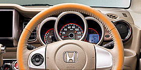 インテリアではブラウンペイントのインパネガーニッシュ、ドアオーナメントパネルを採用するとともに、運転席＆助手席シートヒーター（4WD車は標準装備）やステアリングヒーターを標準装備