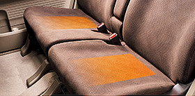 インテリアではブラウンペイントのインパネガーニッシュ、ドアオーナメントパネルを採用するとともに、運転席＆助手席シートヒーター（4WD車は標準装備）やステアリングヒーターを標準装備