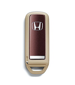 インテリアではブラウンペイントのインパネガーニッシュ、ドアオーナメントパネルを採用するとともに、運転席＆助手席シートヒーター（4WD車は標準装備）やステアリングヒーターを標準装備