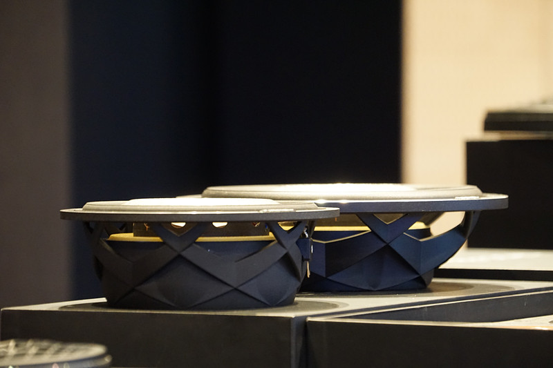 165mmウーファー「6WM」（左）と200mmウーファー「8WM」（右）の比較