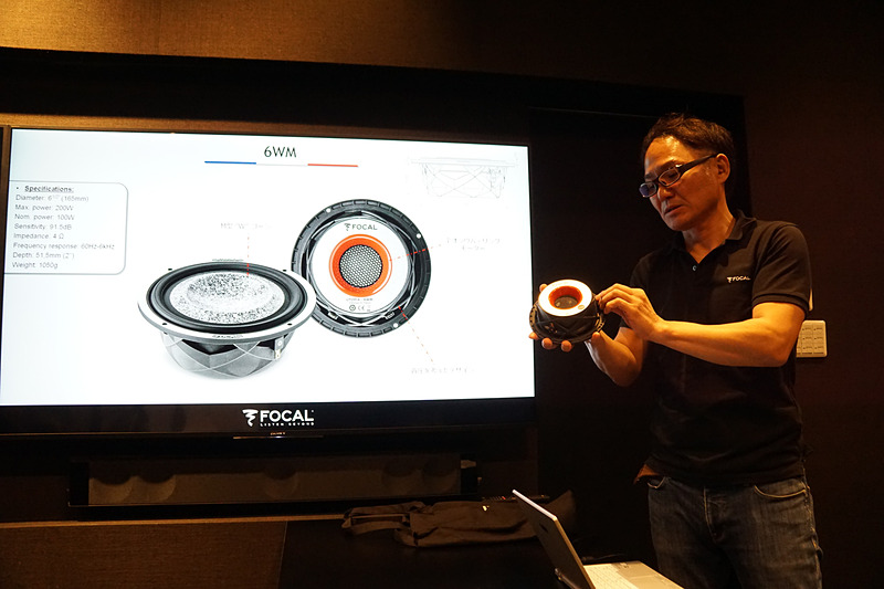 スピーカーの筐体も背圧を考慮したデザインを採用