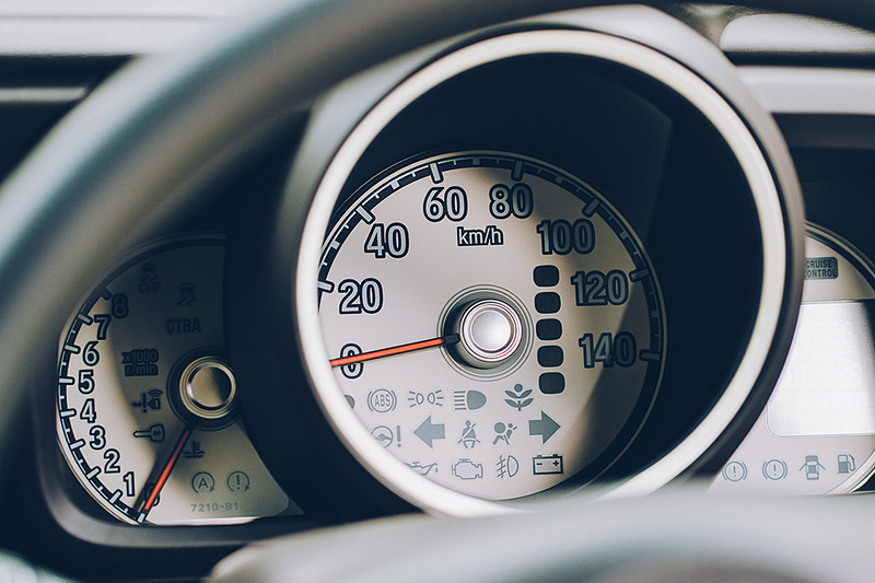 アイボリーで優しい印象のインテリア。寒い日にうれしいシートヒーターを標準装備とした（4WD車はベース車に標準装備）