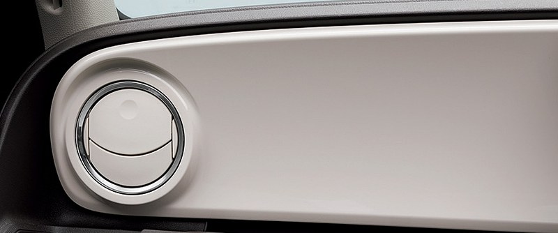 アイボリーで優しい印象のインテリア。寒い日にうれしいシートヒーターを標準装備とした（4WD車はベース車に標準装備）