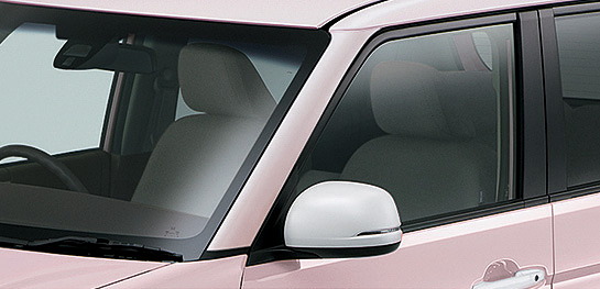 エクステリアはホワイト・パールのアクセントを施し、フルホイールキャップをホワイトに変更