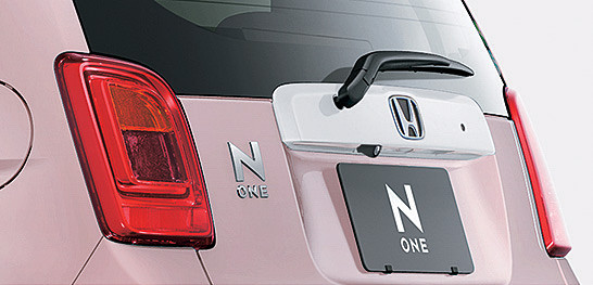 エクステリアはホワイト・パールのアクセントを施し、フルホイールキャップをホワイトに変更