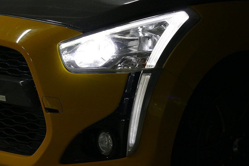 「i-Coat ランプカバー（フロント）」。ポジションランプをONにすると光が透過