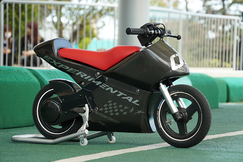 新アトラクション「モトファイター」の開発車両は車両重量15kg。バッテリーと電動モーターを搭載して最高速は15km/h