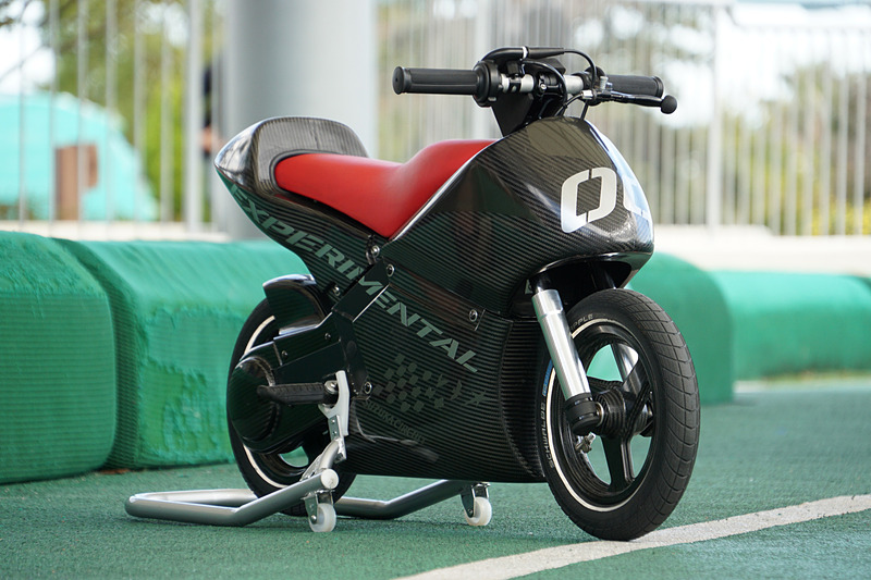 新アトラクション「モトファイター」の開発車両は車両重量15kg。バッテリーと電動モーターを搭載して最高速は15km/h