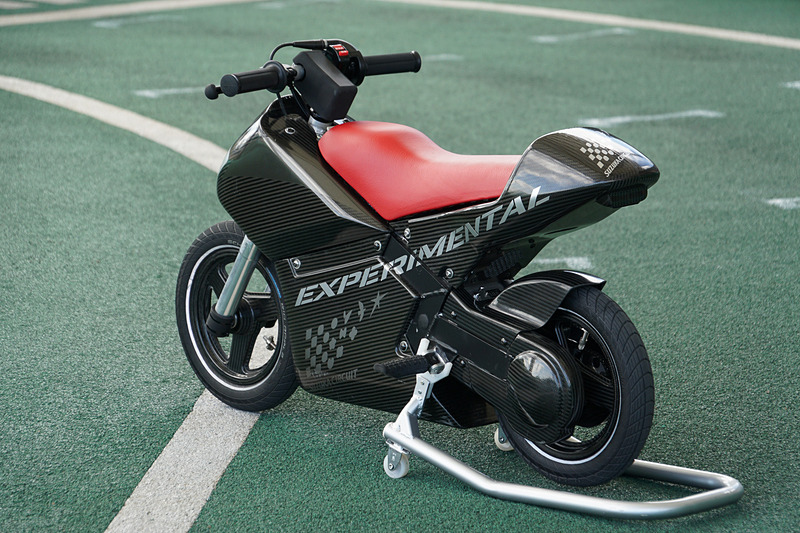 新アトラクション「モトファイター」の開発車両は車両重量15kg。バッテリーと電動モーターを搭載して最高速は15km/h