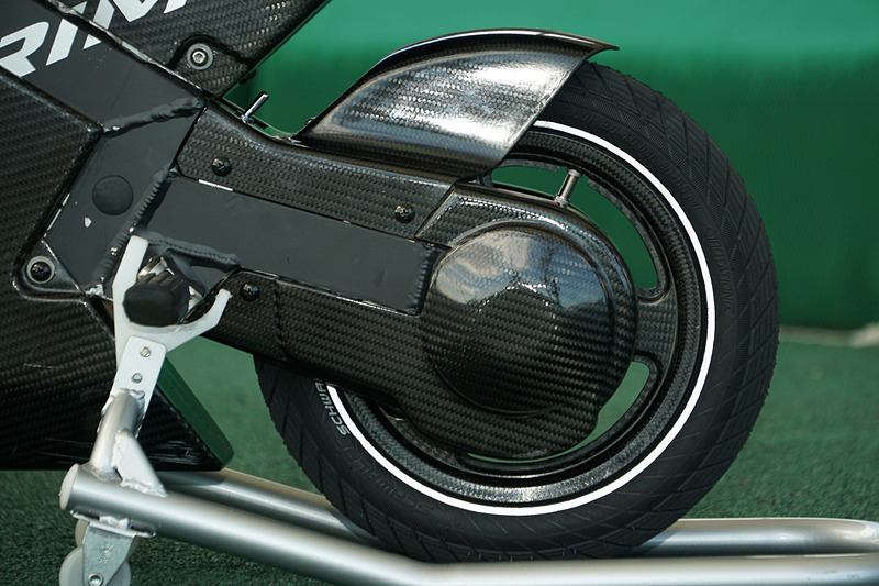 新アトラクション「モトファイター」の開発車両は車両重量15kg。バッテリーと電動モーターを搭載して最高速は15km/h